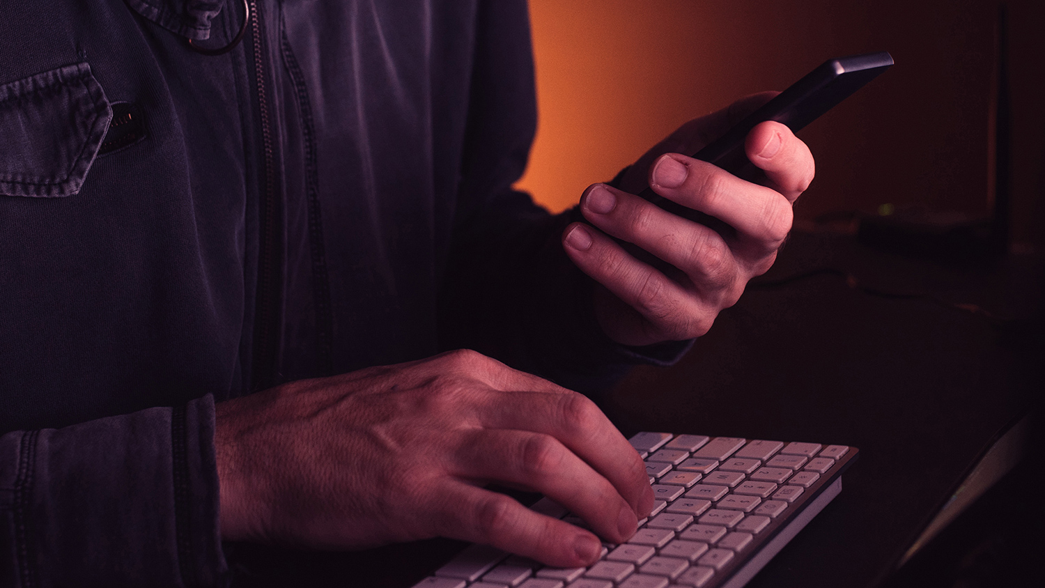 Пожилая женщина стала жертвой мошенников при продаже квартиры Computer hacker using smartphone device