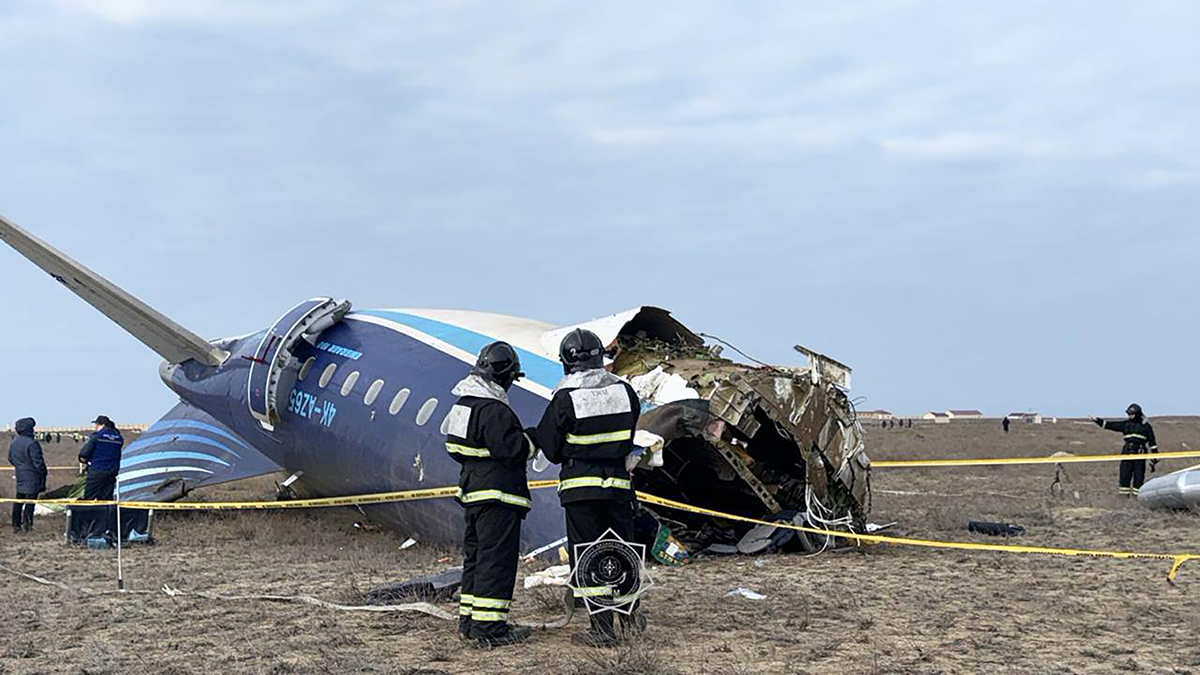 Трагедия в небе над Актау: спасатели помогают пострадавшим россиянам Passenger plane crash in Aktau Kazakhstan