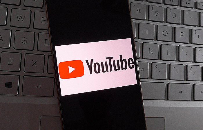 РКН разъяснил причины изменения работы YouTube в России и представил перспективы развития ситуации In this photo illustration Youtube logo is displayed on a