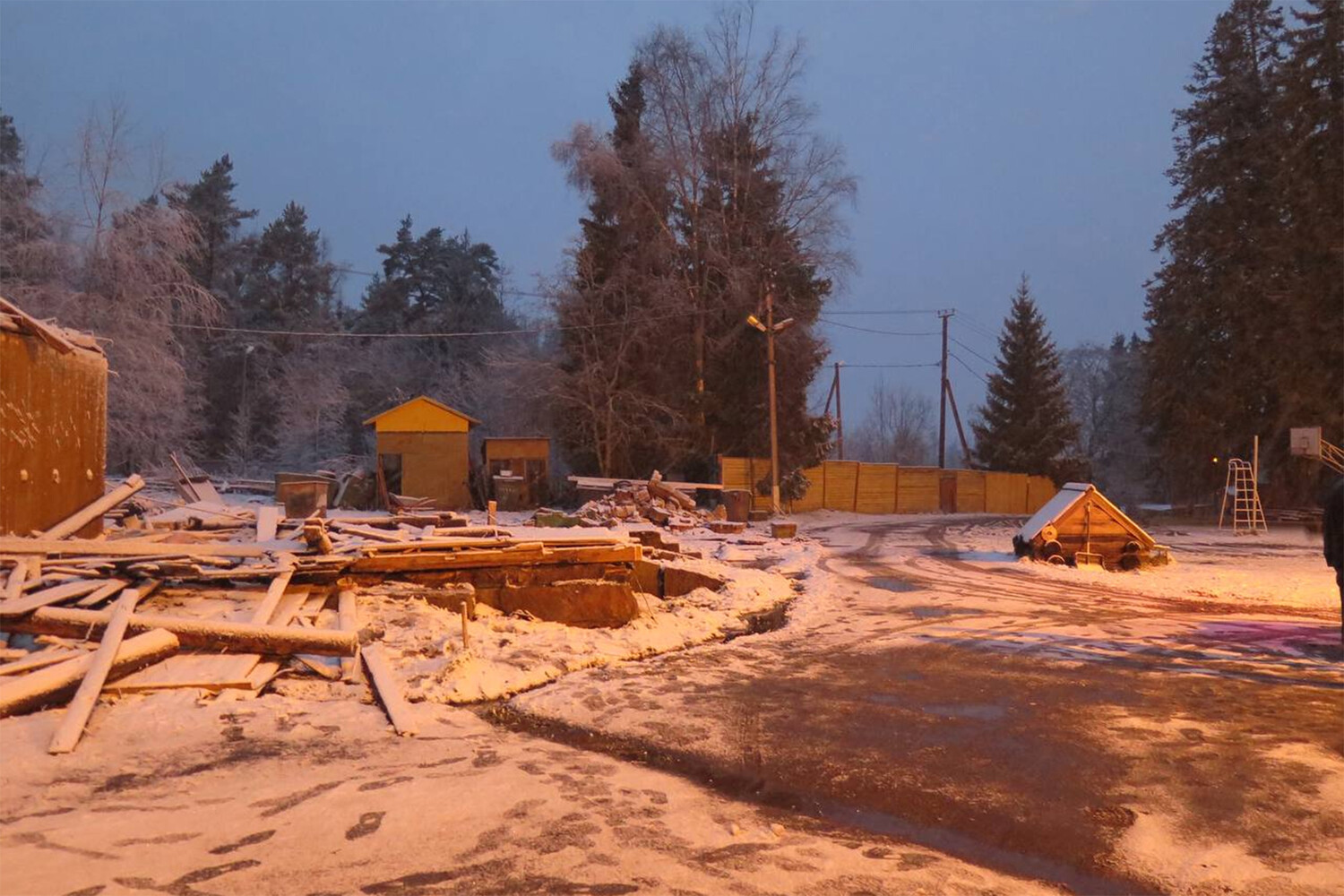 Трагический инцидент при демонтаже здания турбазы в Ленинградской области 1b7e33ce-3cea-45a3-948e-e529771c7327-67a373b7