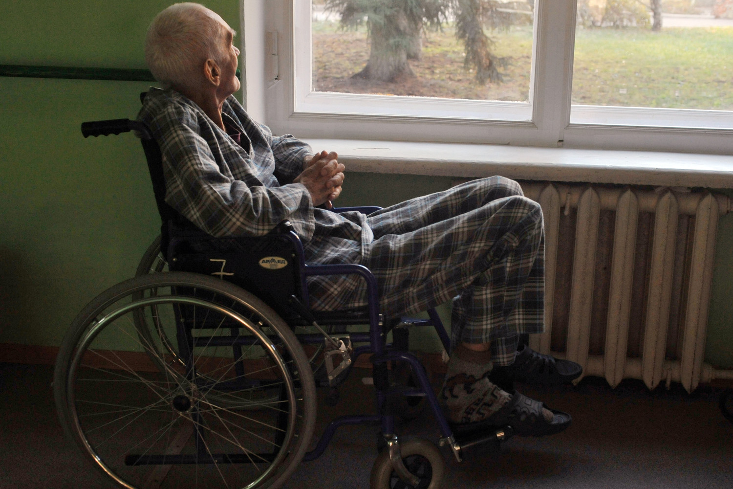 Срочная эвакуация: сотни пожилых людей переселены в безопасную зону возле стратегического объекта 1e2977da-07ac-4dcb-a90b-4b96e596a791-67c3a457