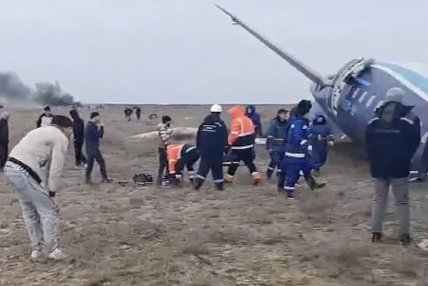 Чудесное спасение пассажиров: экипаж проявил героизм при аварийной посадке самолета в Казахстане 22af638c-f800-43d5-a5e7-cd9e82f26837-67bf00aa
