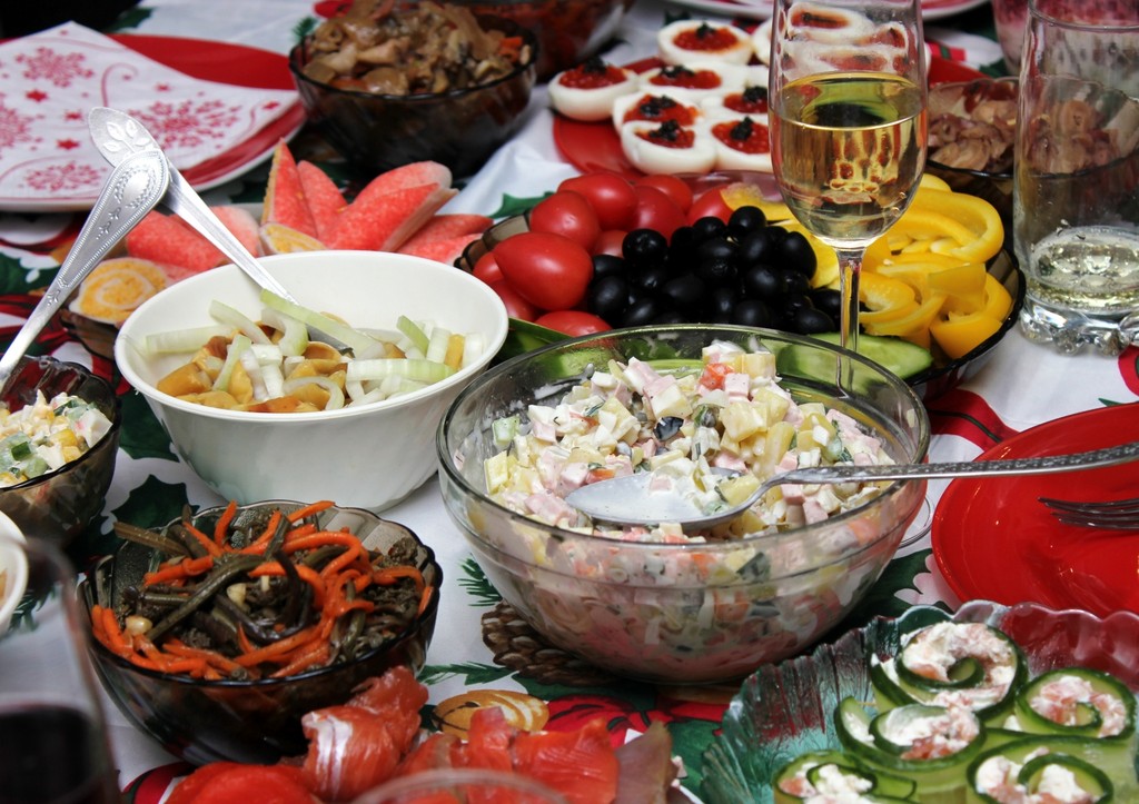 Назван простой способ избежать переедания в новогоднюю ночь