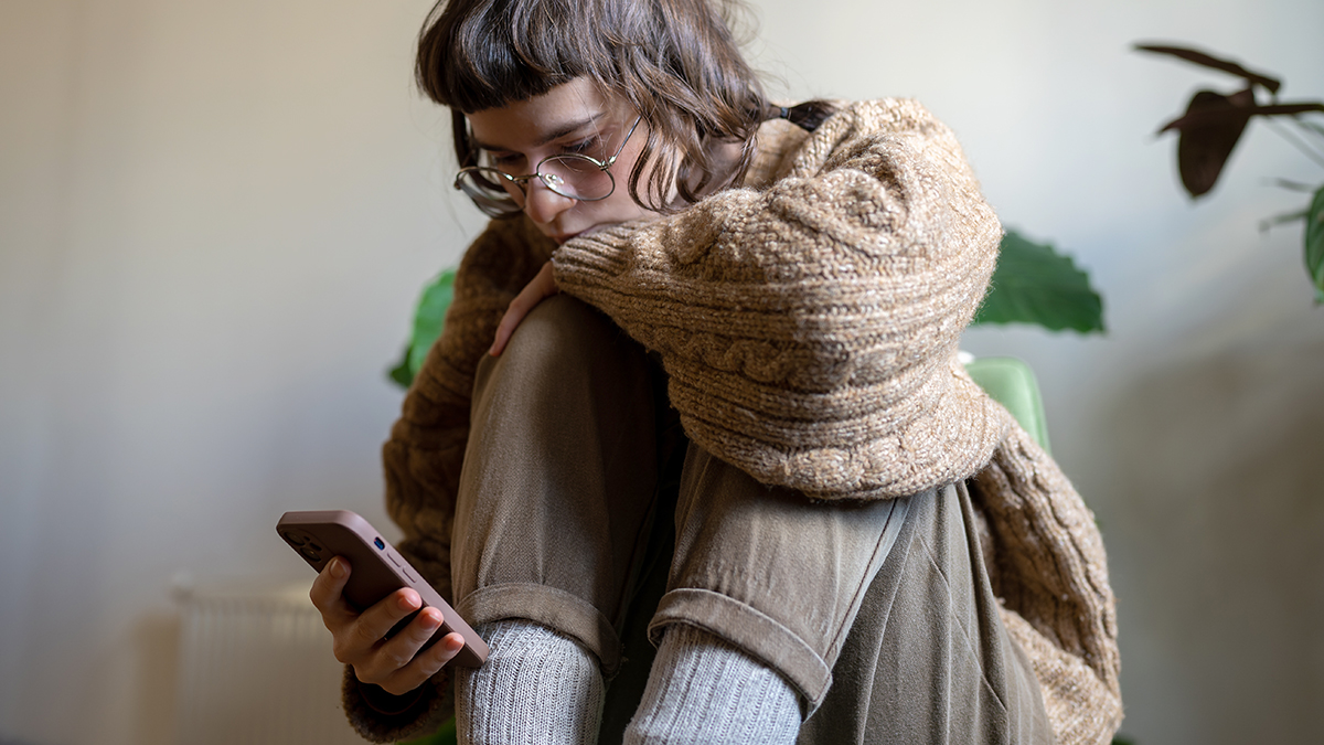 В Крыму готовятся к масштабным сбоям мобильного интернета: что ждет жителей полуострова UnhappyReservedTeenagerHoldingSmartphoneReadingNewsInInternetScrolling