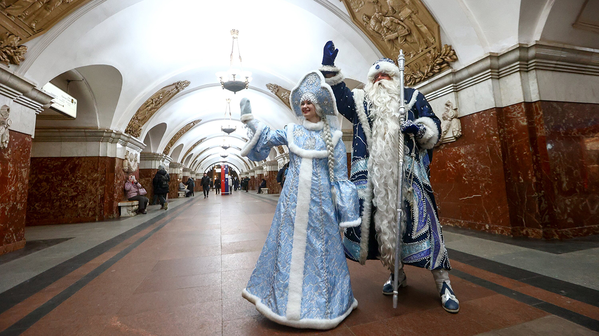 Дед Мороз из Великого Устюга поздравил россиян из Московского метро