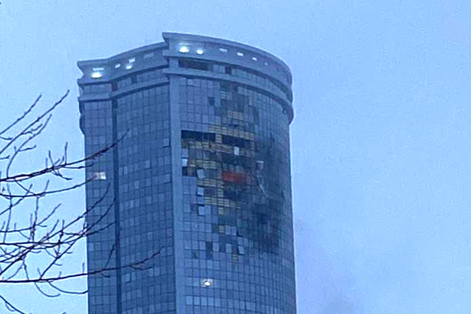 Беспрецедентная атака дронов на Казань: первые жертвы и масштабные разрушения 906242b5-2e76-4795-acac-51088982cca3-67b9b49b