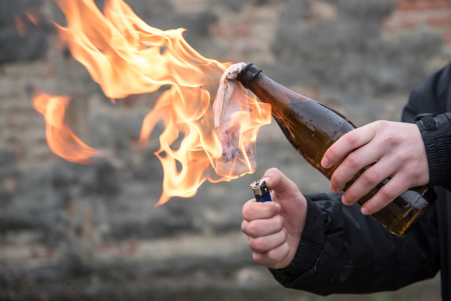 Молодой человек бросил «коктейль Молотова» в дверь военкомата в Санкт-Петербурге 9aa62464-32da-4316-ad75-5cc8c27684b2-67b5273f