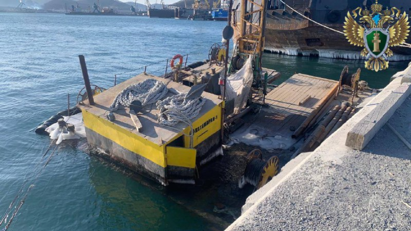 В Находке баржа &quotКатамаран 1&quot частично ушла под воду Дальневосточная транспортная прокуратура