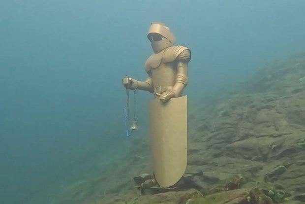 Необычная скульптура рыцаря украсила дно Байкала 2fb1d00a-27b2-40d2-9c3b-236a4c09c75c-67d9a2e0