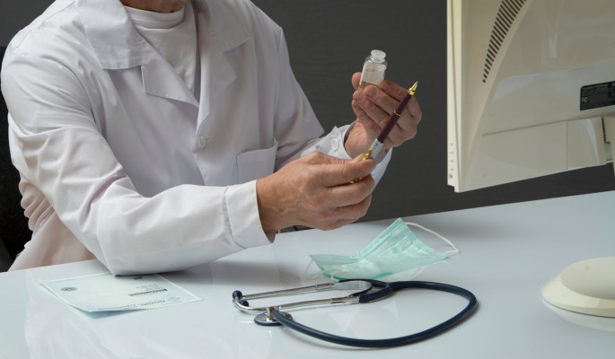 Испытывает на себе: ученый изобрел лекарство от болезни Бехтерева