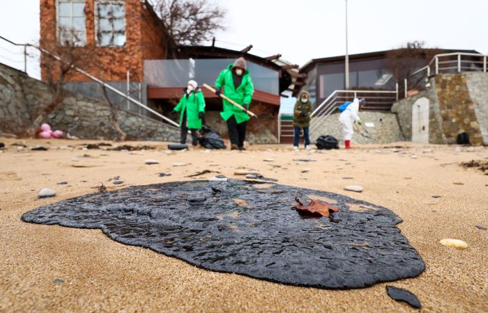 Экологическая ситуация в Евпатории: оперативное реагирование на загрязнение побережья Oil spill clean-up in Sevastopol