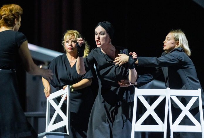 Спектакль о семье и возрождении представили в Свердловском театре драмы 84236b90-a06a-4489-b265-3f189c1f4b92-67dc01b5