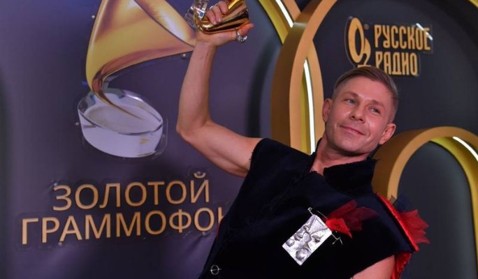 Митя Фомин дал эмоциональную оценку стилю Александра Рогова: неожиданный поворот в противостоянии артиста и стилиста cecd2323-114e-45b0-b24e-b4b585f77040-67cdafe0