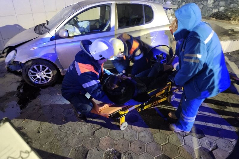 Происшествие со счастливым концом в Находке спасатели помогли пассажирке после столкновения с фонтаном d41bf955-4993-4984-99a7-b7eb9da99435-67e992aa