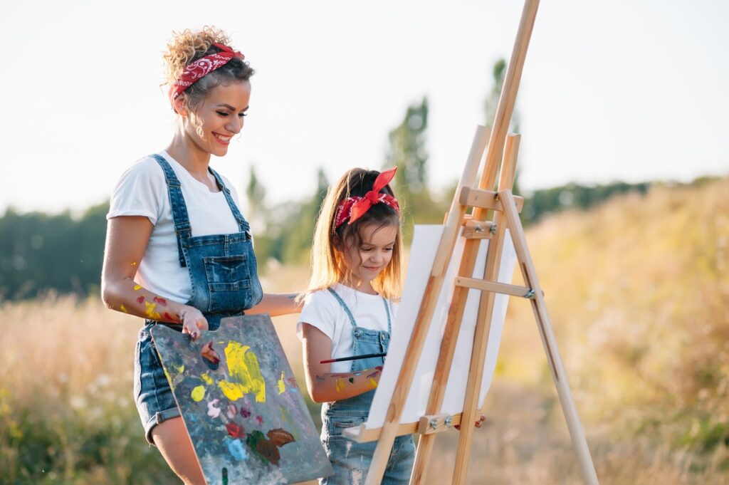 мама хвалит за рисунок