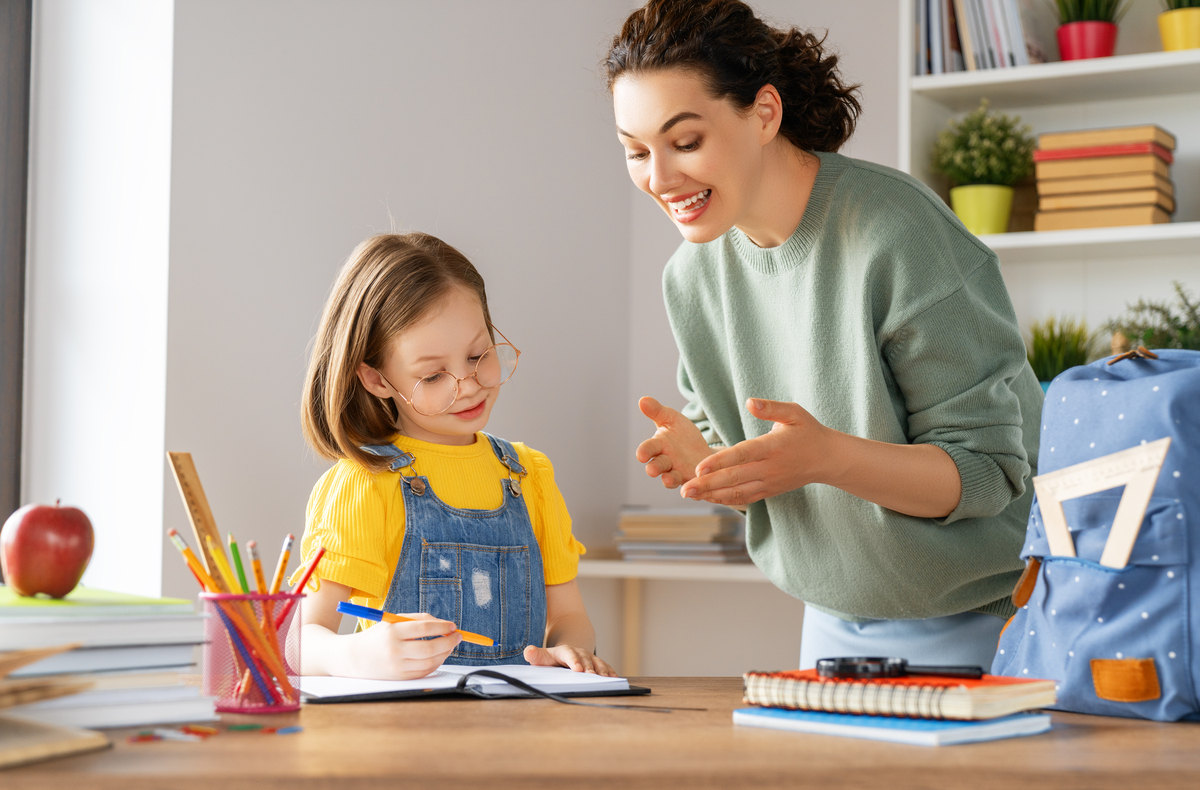 Хвалить ребенка, но не сравнивать с другими Girl doing homework