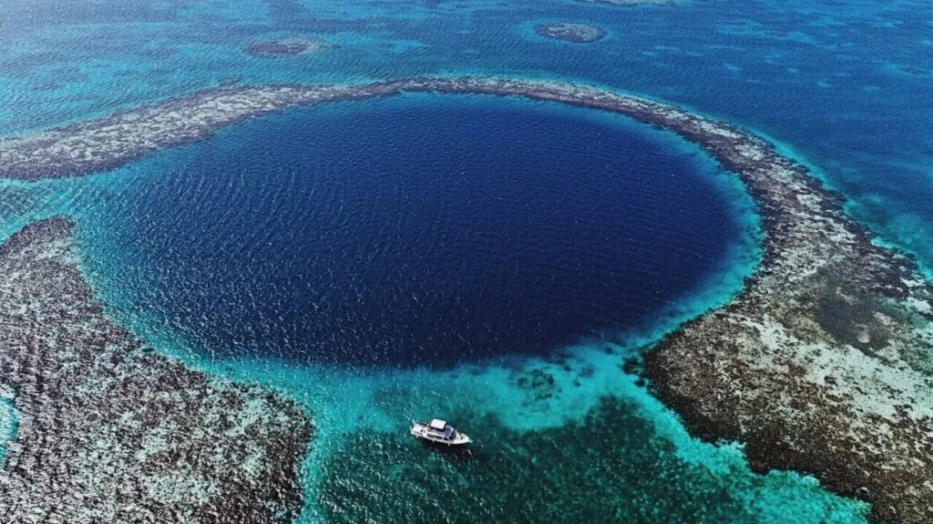 Голубая дыра в океане