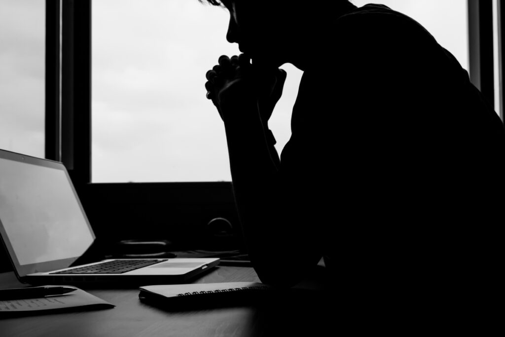 силуэтное изображение мужчины