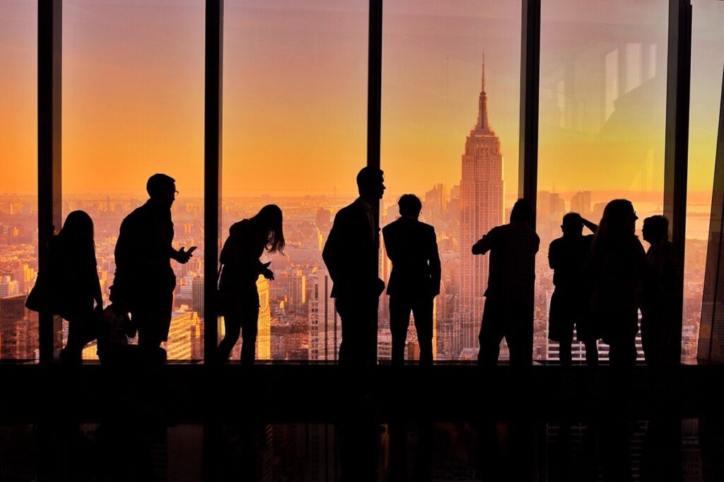 силуэты людей в городе