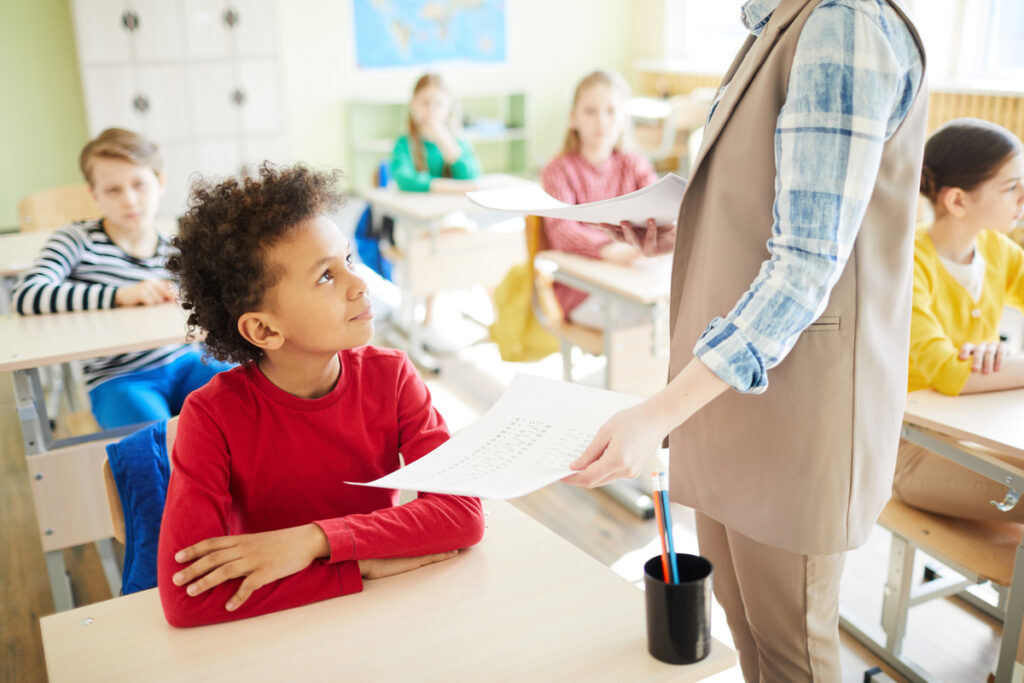 учитель хвалит ребенка