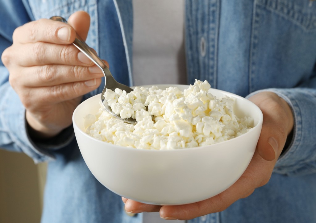 Нутрициолог предупредил, на какую проблему может указывать любовь к творогу
