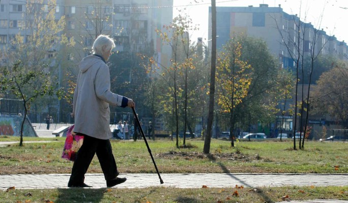 Предал мать ради лучшей жизни: пожилую россиянку обманули и бросили в чужой стране