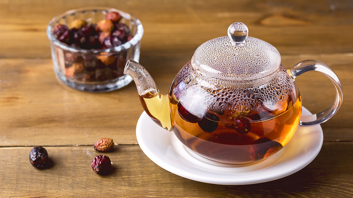 Целебная сила шиповника: природный источник здоровья и энергии GlassTeapotOfHerbalDogRoseTeaWithDriedRosehips