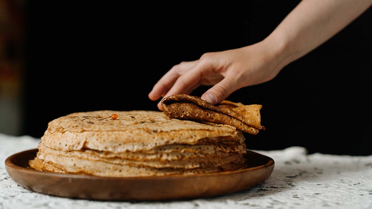 Нутрициолог Петрова посоветовала ходить 10 тысяч шагов после двух блинчиков на пиве
