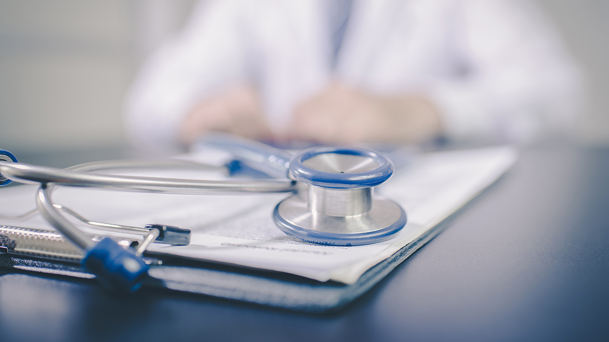 Регулярная диспансеризация открывает путь к здоровому будущему MedicineDoctorsWorkingTableFocusOnBlueColorStethoscopeVintage