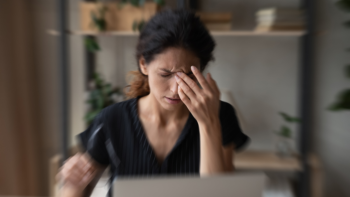 Как сохранить здоровье при рекордном атмосферном давлении в Москве CloseUpBlurredOfSickUnhealthyLatinoWomanSufferFrom