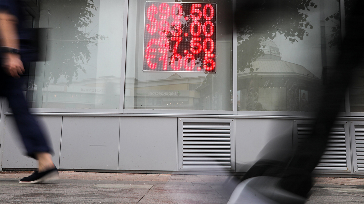 Курс доллара установил рекорд года, упав после разговора Путина и Трампа