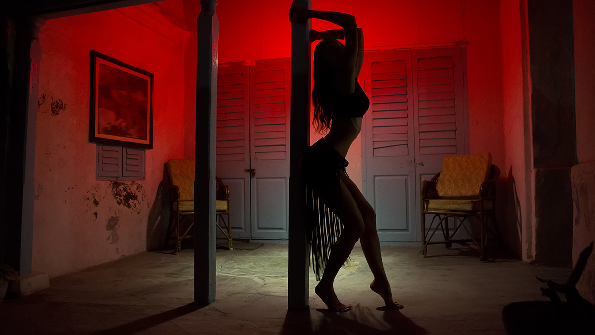 SexyWomanSilhouetteDancingAtTheHotelPoleDancerFemale
