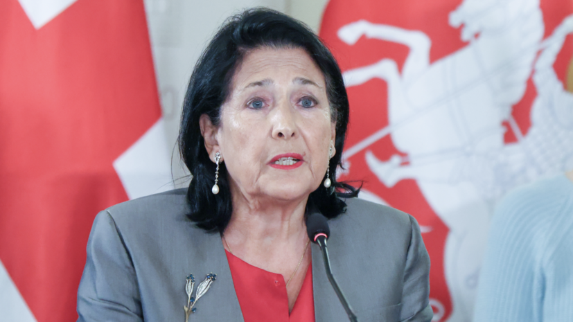 Яичная атака на Зурабишвили в аэропорту Тбилиси Охрана бездействует a4bd7957-0bbe-4fc8-ac0f-a5703cbbbd88-6807bddb