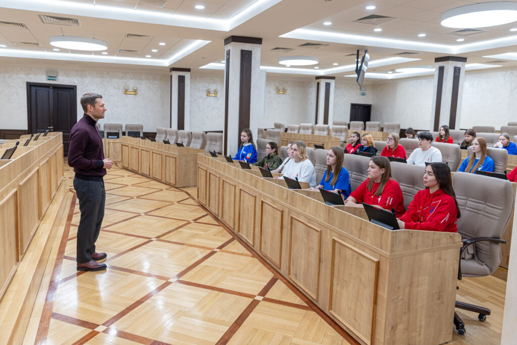 Алексей Вихарев и его Волонтерский центр: помощь без границ