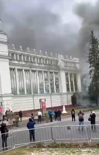 Оперативная ликвидация возгорания в историческом павильоне ВДНХ ba6fa4ee-b61f-4c7f-af56-ea8f03866f9e-67f3e8de