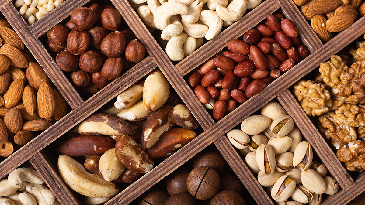 Безопасная норма орехов в день от эксперта MixOfNutsInBoxHealthyVegetarianFoodBackground