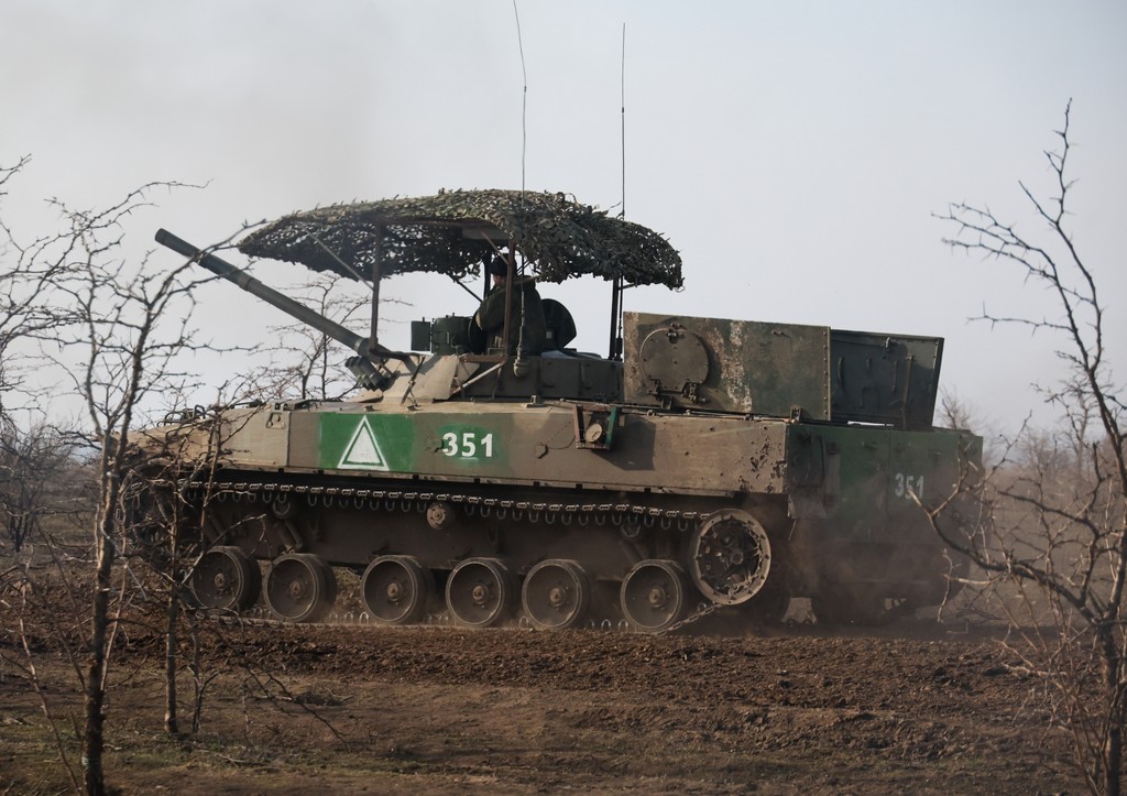 Четыре дрона ВСУ не смогли остановить российский броневик на пути к цели