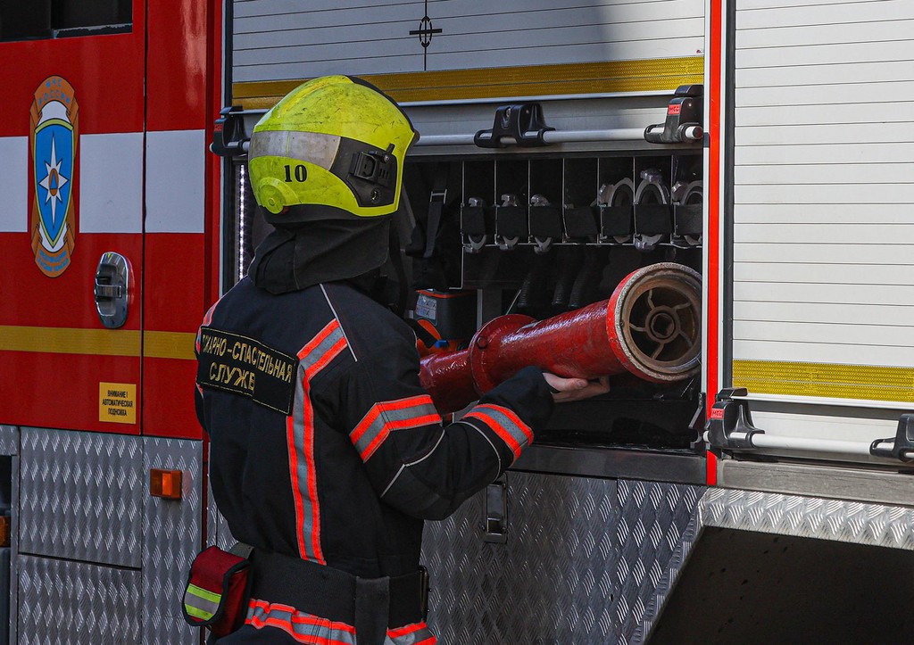 Оперативная работа пожарных при возгорании складского помещения в Москве f457d491-f1be-48fc-a642-d21e915b06ac-67f2f1cf