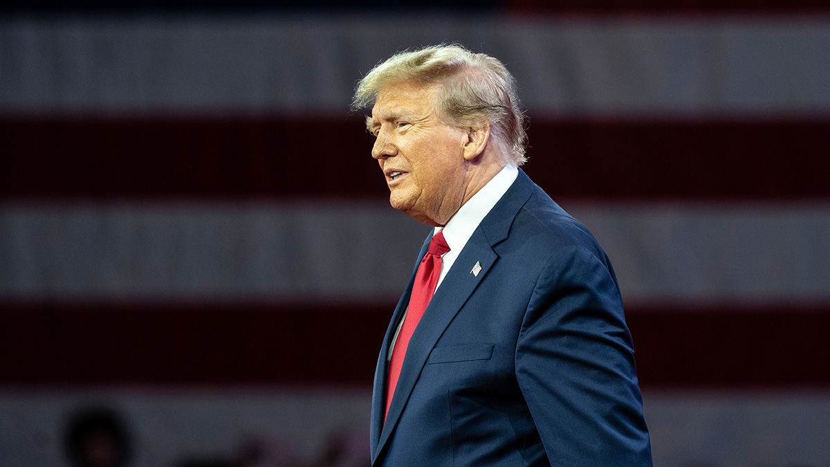 В Конгрессе США инициируют процедуру импичмента Дональда Трампа FormerPresidentDonaldJTrumpArrivesOnStageDuringCpac