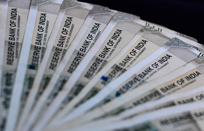 Индийская рупия обновила исторический минимум после введения Трампом пошлин