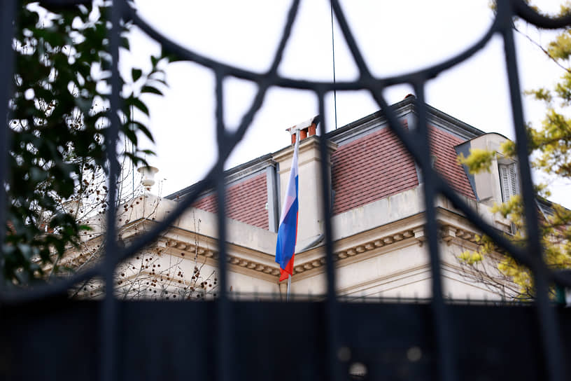 МИД Франции выразил решительный протест в связи с инцидентом у генконсульства РФ в Марселе mid franczii vyrazil reshitelnyj protest v svyazi s inczidentom u genkonsulstva rf v marsele-fabrec-ru-174041344800-0