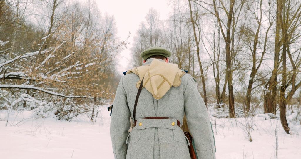 мужчина в военной форме идет вперед