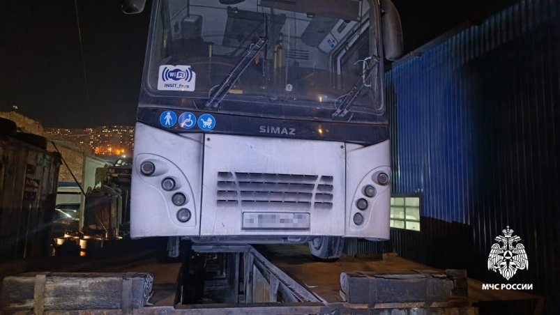 Огонь охватил эстакаду с автобусом во Владивостоке ogon ohvatil estakadu s avtobusom vo vladivostoke-fabrec-ru-174033004300-0