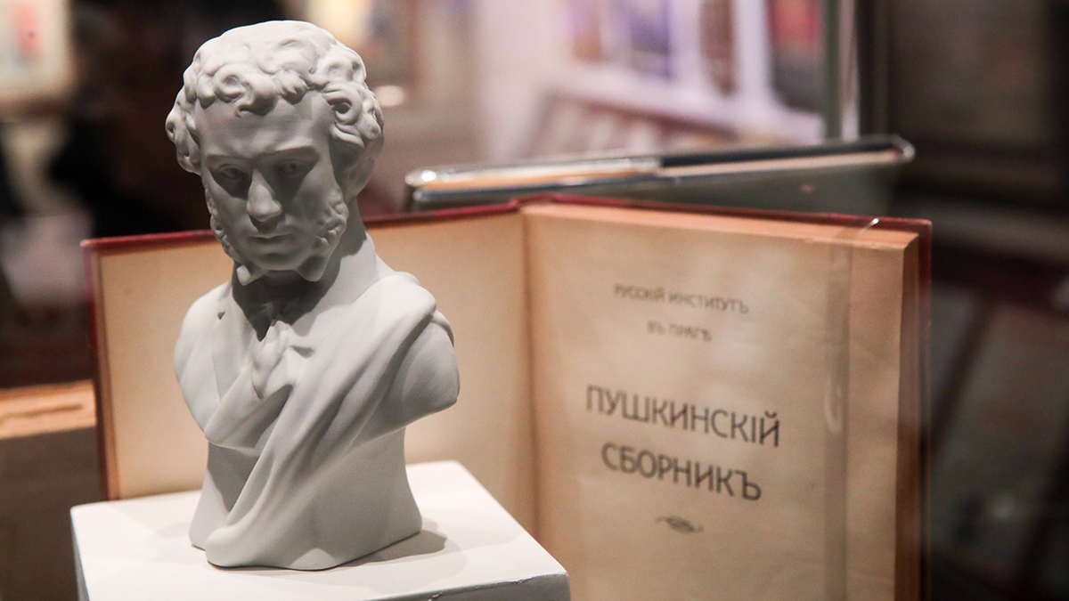 Правительство исправило историческую ошибку в описании дуэли Пушкина Предпоказ историко-документальной выставки Пушкин в культуре русского зарубежья в центре Москвы
