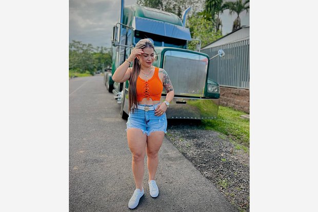 «Самая сексуальная дальнобойщица в мире» удивила ярким образом у фуры samaya seksualnaya dalnobojshhicza v mire udivila yarkim obrazom u fury-fabrec-ru-174063014100-0