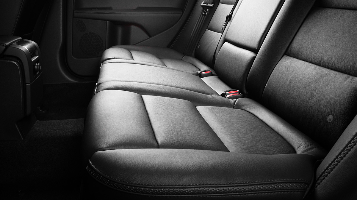 Средний возраст легковых автомобилей в России достиг 15,5 лет BlackLeatherBackSeatsInsideLuxuryCarWithRedSeat