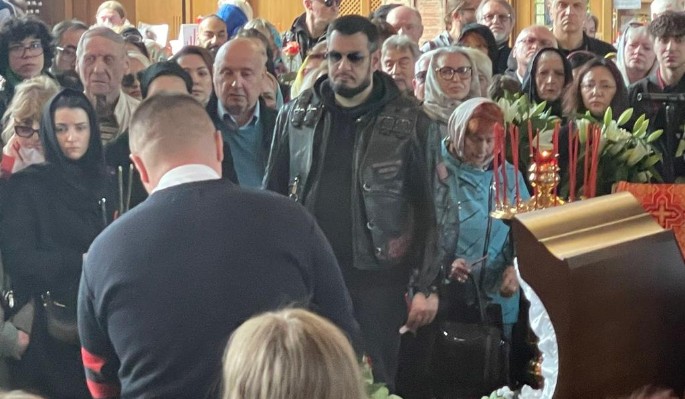 Сын Вячеслава Зайцева вызвал вопросы своим внешним видом на прощании с отцом syn vyacheslava zajczeva vyzval voprosy svoim vneshnim vidom na proshhanii s otczom-fabrec-ru-174029520200-0