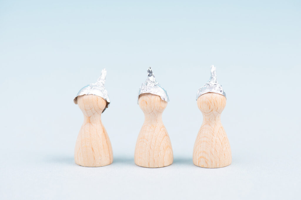 три деревянные фигурки с антеннами из алюминия