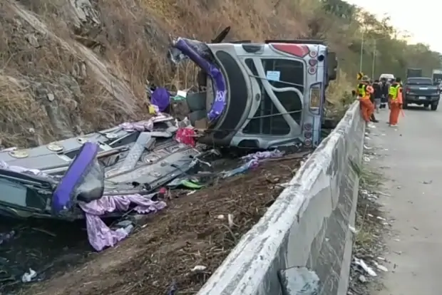 Туристический автобус попал в аварию в Таиланде: оперативная помощь и спасение turisticheskij avtobus popal v avariyu v tailande operativnaya pomoshh i spasenie-fabrec-ru-174058866100-0