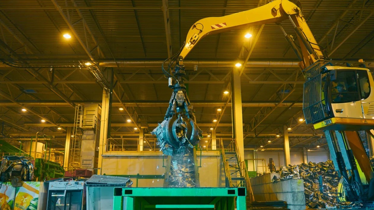 Утилизация мобильных телефонов и переработка автомобилей: какой вклад вносят промышленники в зеленое будущее столицы